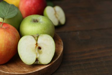 Tahta masada farklı olgun elmalar, yakın plan. Metin için boşluk