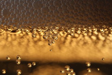 Arka plan olarak bir bardak bira, makro görünüm