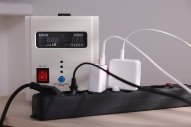 Taşınabilir elektrik santrali ve içinde şarj cihazları olan çoklu soket eklenti.