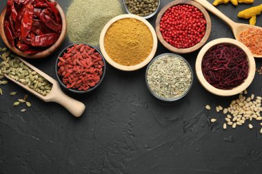 Siyah masada farklı aromatik baharatlar var. Metin için boşluk