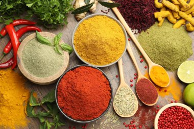 Ahşap arka planda farklı aromatik baharatlar ve otlar.