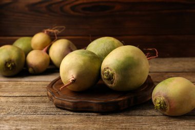 Tahta masada taze olgun şalgam.