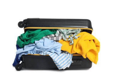 Beyaz kıyafetlerle dolu bir bavul.