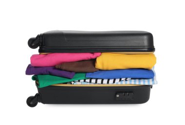 Beyaz kıyafetlerle dolu bir bavul.