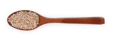 Tahta kaşıkta kuru buğday homurdanıyor, beyaz, üst manzara izole.