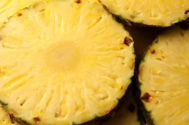 Arka plan olarak sulu ananas parçaları, yakın plan