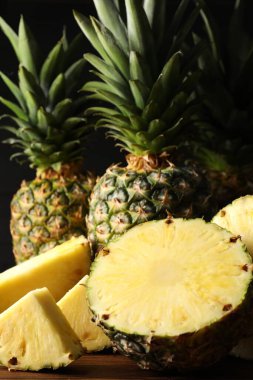 Ahşap masa üzerinde tüm ve kesme olgun ananas