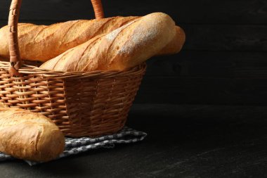 Siyah masada taze ekmek sepeti, metin için boşluk.