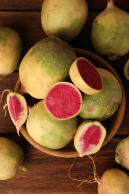 Tahta masada taze şalgam var.