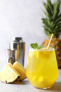 Gri masadaki nane şekerli ananas kokteyli.