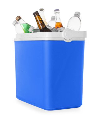 Beyaz kutuda izole edilmiş birçok içki şişesi var.