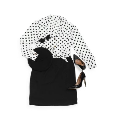 Beyaz arkaplan üzerinde Retro stil kıyafet, düz yatar