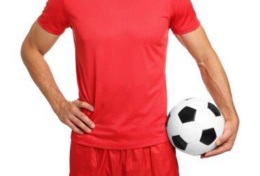 Beyaz arka planda futbol topu olan futbolcu, yakın plan