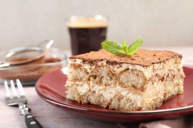 Hafif ahşap masada naneli nefis tiramisu, yakın plan.