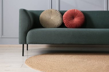 Gri duvarın yanındaki rahat kanepe.