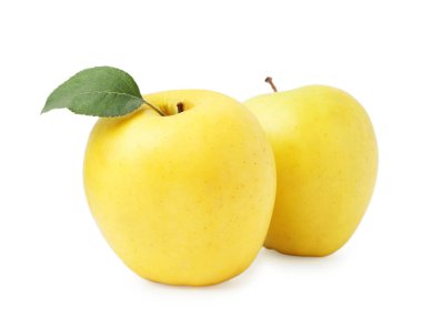 Taze, sulu sarı elmalar beyazın üzerinde izole edilmiş.