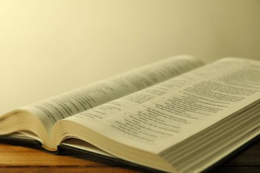 İngilizce İncil 'i aç ahşap masada, yakın plan