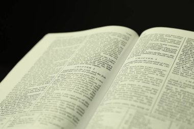 İngilizce İncil 'i siyah arkaplan üzerine aç, yakın plan