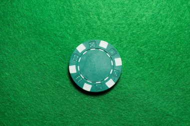 Yeşil masa üzerinde poker çipi, üst görünüm