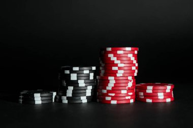 Poker oyunu. Siyah arkaplanda kumarhane çipleri