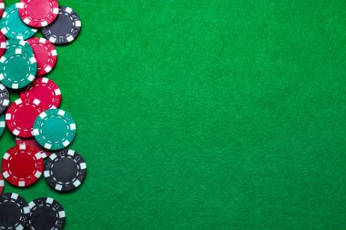 Poker oyunu. Kumarhane fişleri yeşil masada, düz yerde