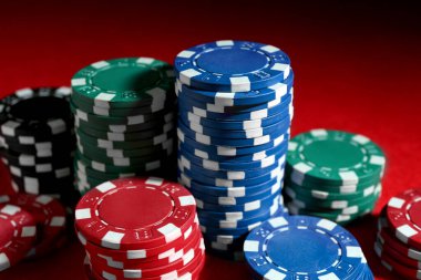 Poker oyunu. Kumarhane fişleri kırmızı masada, yakın plan.