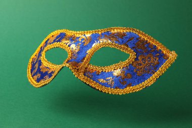 Yeşil arka planda güzel, parlak bir karnaval maskesi