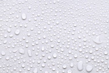 Açık gri arkaplanda su damlaları, üst görünüm