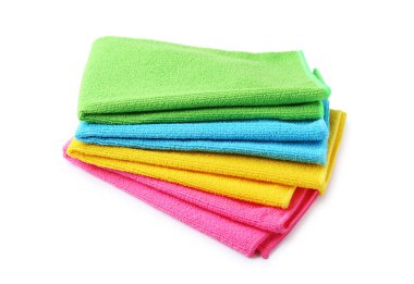 Beyaz üzerine izole edilmiş farklı mikrofiber kumaş yığınları.