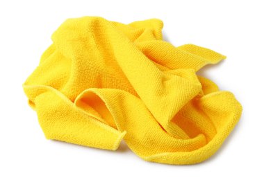 Temiz sarı mikrofiber kumaş beyaza izole edilmiş.