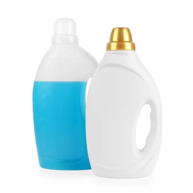 Çamaşır deterjanı beyaz şişelerde izole edilmiş.