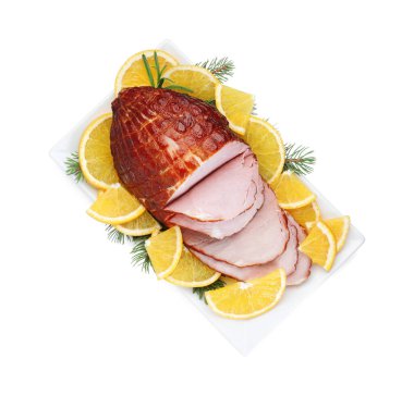 Lezzetli fırınlanmış jambon, biberiye ve portakallar beyaza izole edilmiş.