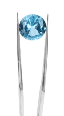 Parlak parlak mavi değerli taşlı cımbızlar beyaza izole edilmiş.