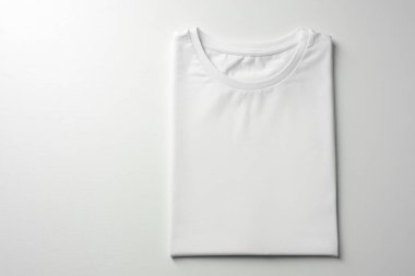 Beyaz arka planda boş tişört, üst manzara. Tasarım için model