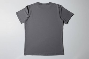 Beyaz arka planda boş bir tişört, üst manzara. Tasarım için model