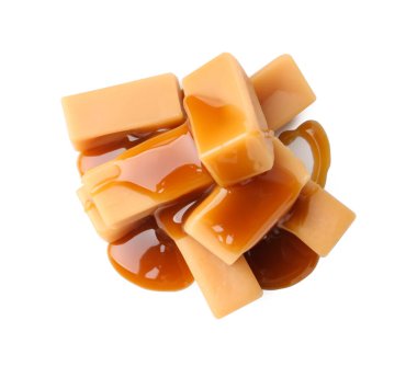 Karamel soslu lezzetli şekerler beyaza izole edilmiş, üst manzara