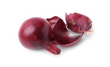 Kabukları beyaza ayrılmış taze soğan.