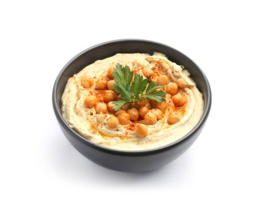 Maydanozlu enfes humus, kırmızı biber ve nohut kasede izole edilmiş beyaz.