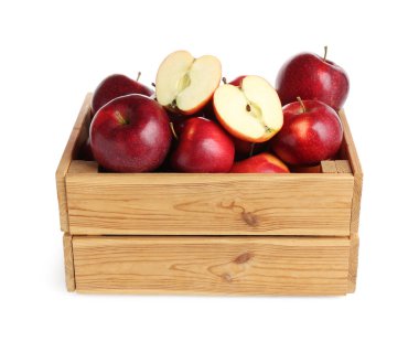 Tahta sandıktaki taze kırmızı elmalar beyaz üzerine izole edilmiş.