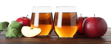 Bardakta elma suyu ve beyaz arka planda tahta masada taze meyve.