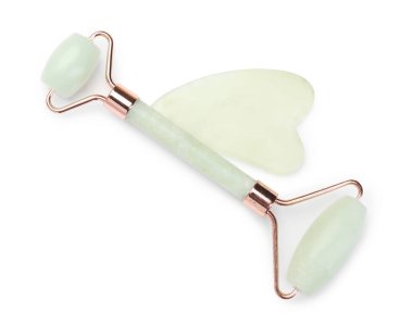 Yüz silindiri ve gua sha aracı beyaz, üst görünümde izole