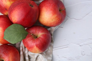 Tüm olgun kırmızı elmalar beyaz masada, yakın plan.