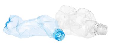 Kırışmış boş plastik şişeler beyaza izole edilmiş.