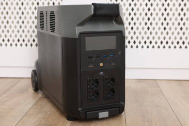 Kapalı alanda modern taşınabilir elektrik santrali.