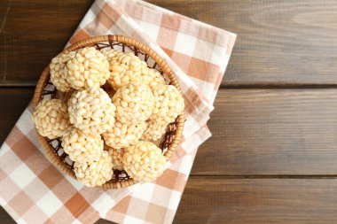 Hasır sepetin içinde ahşap masanın üstünde nefis pirinç topları, üst manzara. Metin için boşluk