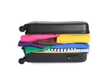 Beyaz kıyafetlerle dolu bir bavul.