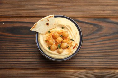 Tahta masada servis edilen nohut ve pide ile nefis humus.