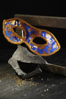 Karanlık arka planda güzel, parlak bir karnaval maskesi