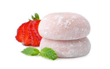 Lezzetli mochi, çilek ve nane şekeri beyaza izole edilmiş.