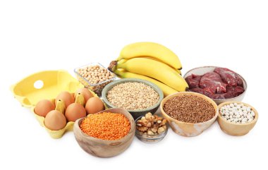 Beyaz arka planda demir bakımından zengin farklı ürünler. Anemi diyet planı